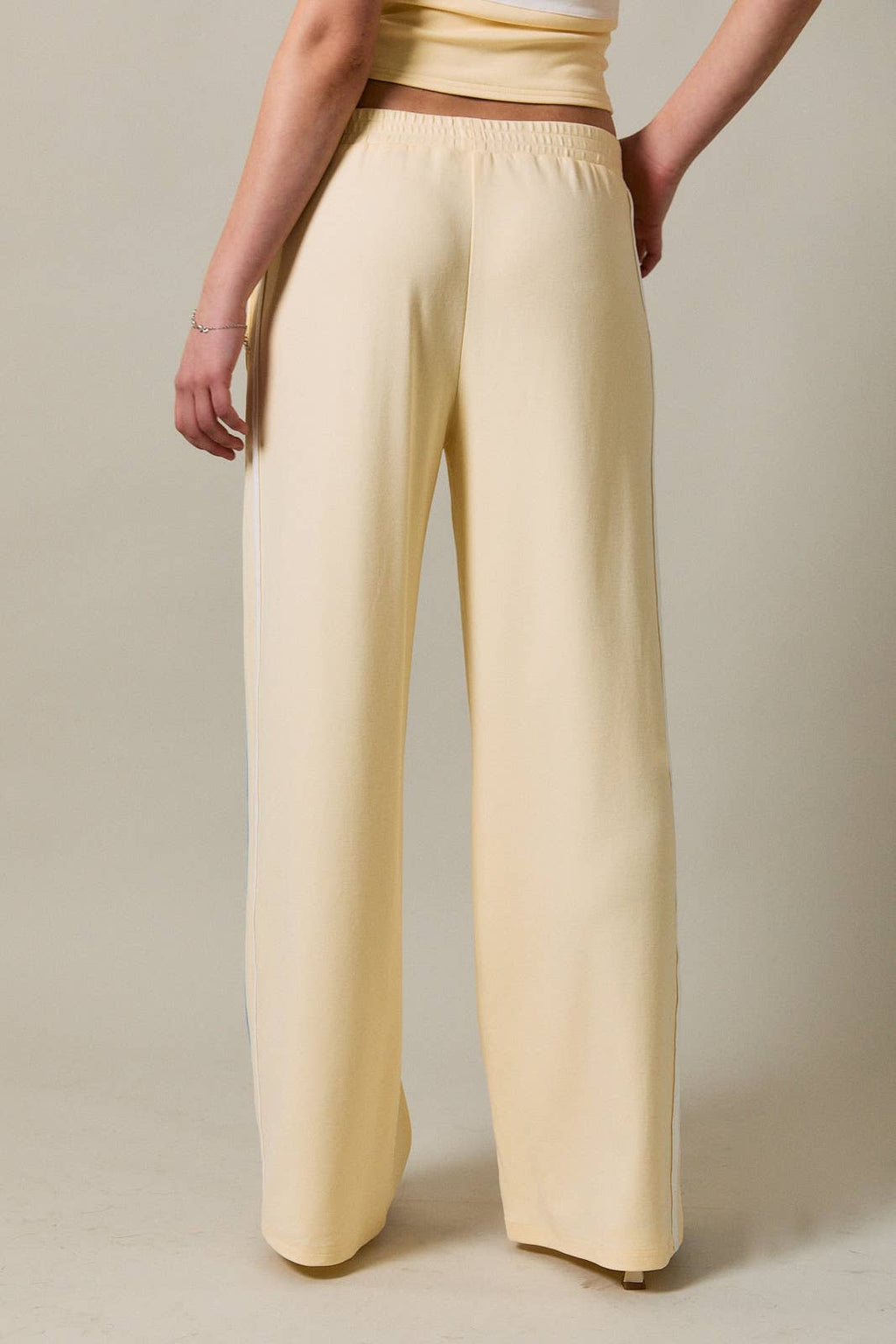 MID RISE CONTRAST LINE DETAIL PANTS