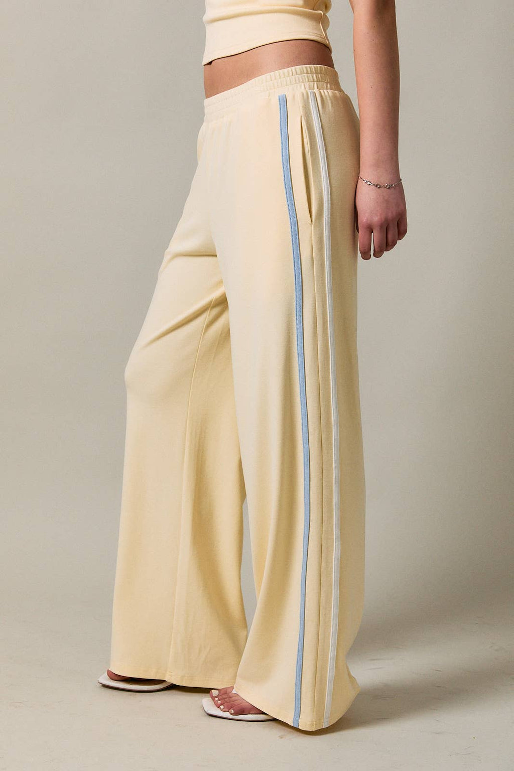 MID RISE CONTRAST LINE DETAIL PANTS