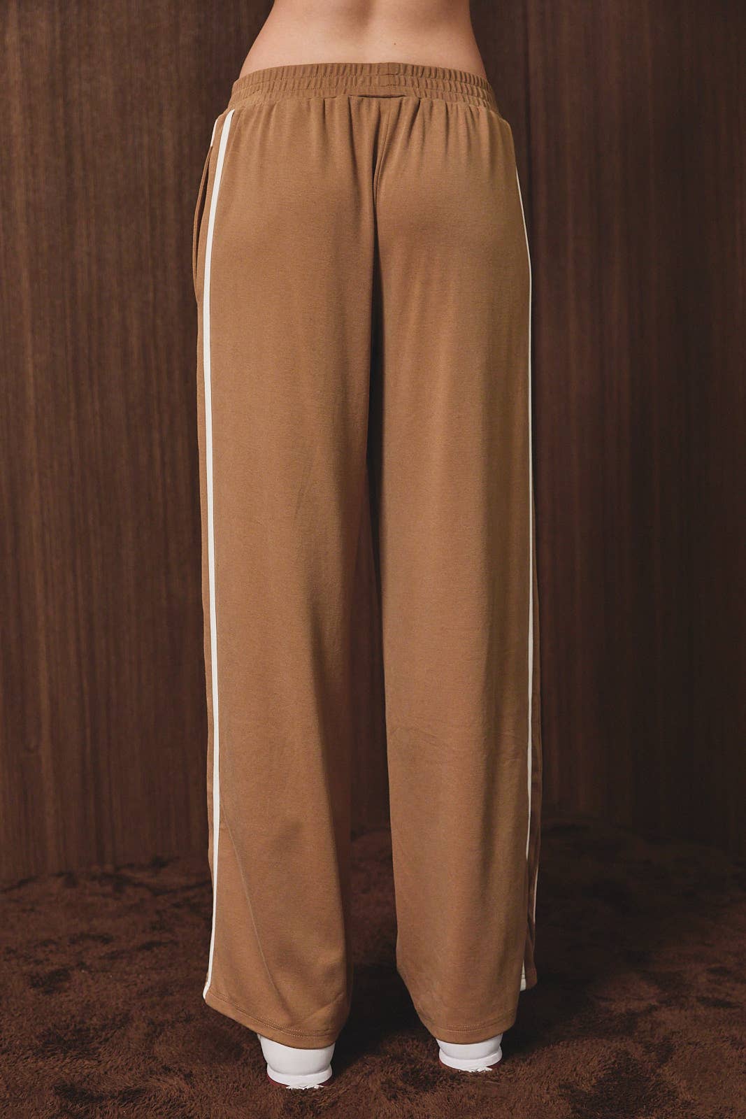 MID RISE CONTRAST LINE DETAIL PANTS