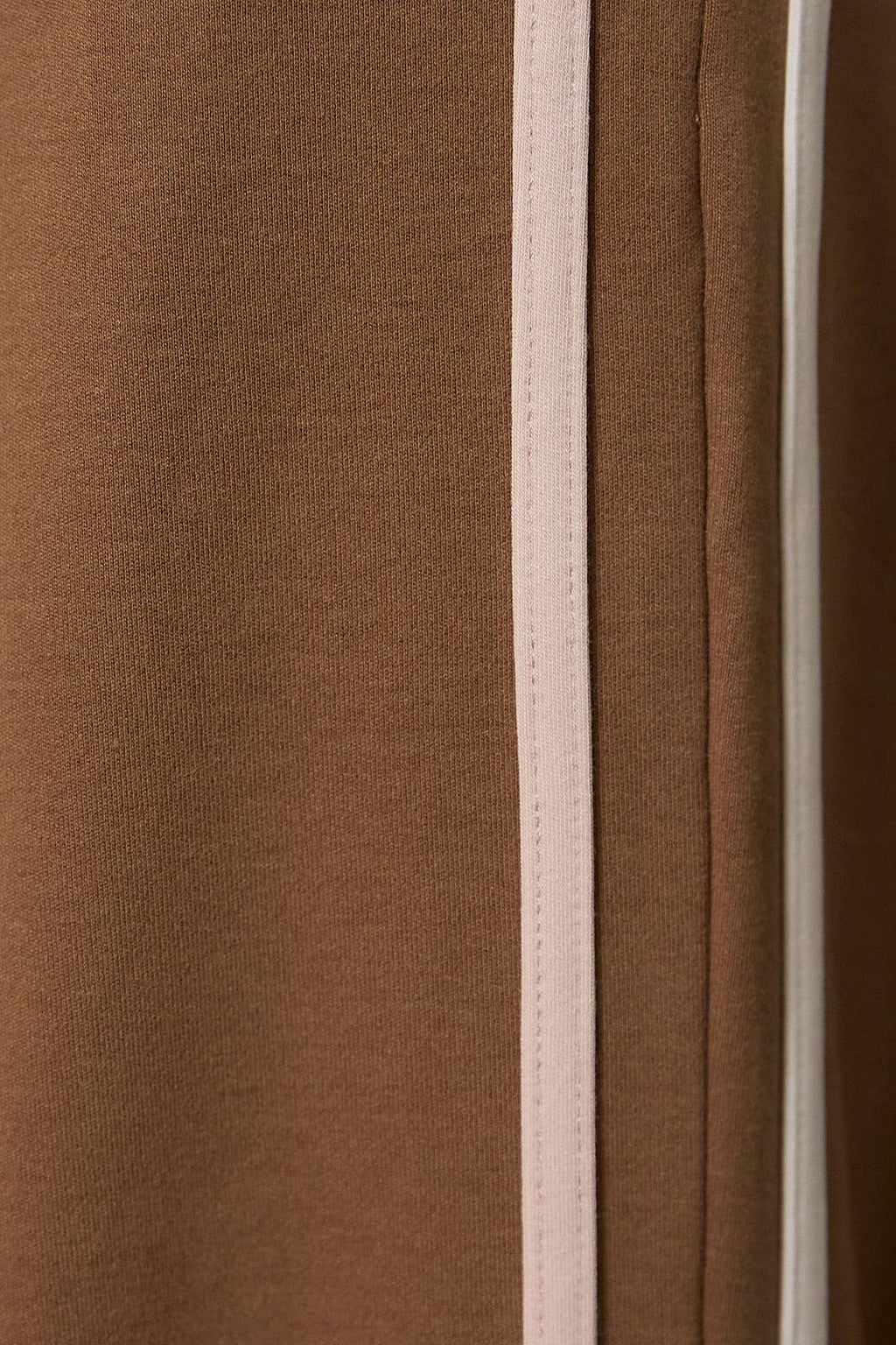 MID RISE CONTRAST LINE DETAIL PANTS