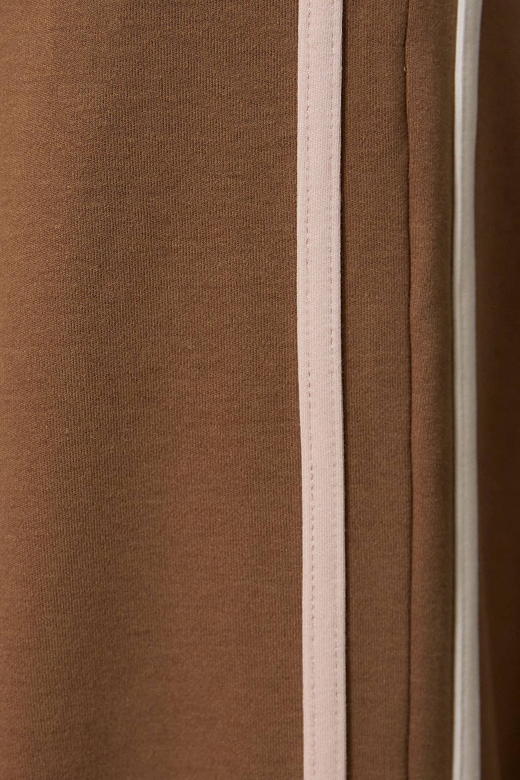 MID RISE CONTRAST LINE DETAIL PANTS